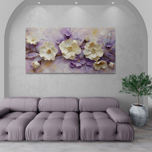 Cuadro grande decorativo con flores blancas y lilas sobre fondo texturizado en sala de estar moderna