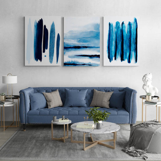 Tríptico abstracto en tonos azules con pinceladas verticales y paisaje nebuloso