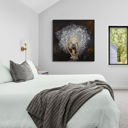 Cuadro decorativo con fondo rojo y destellos bronce, destacando bailarina con falda abstracta blanca