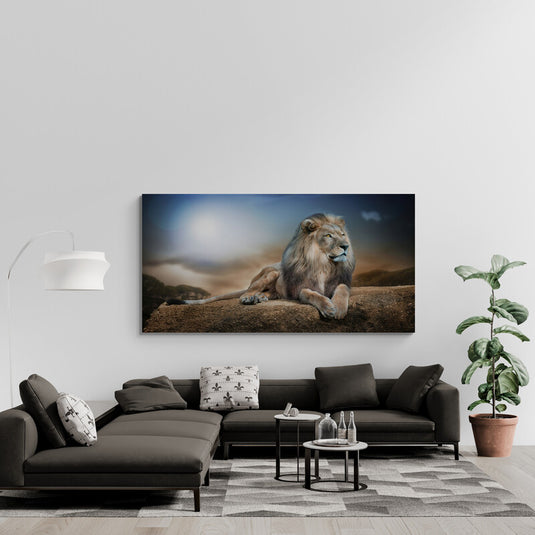 Majestuoso león reposando al atardecer