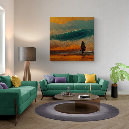 Viajero frente a ola gigante en playa con cielo de tonos naranja y dorado.