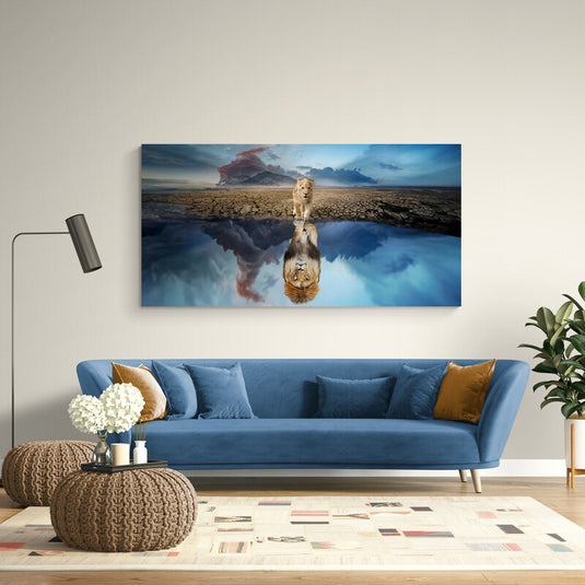 León en desierto con reflejo en estanque