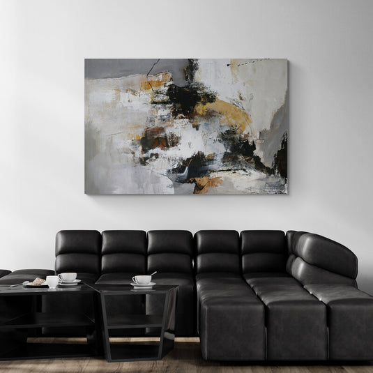 Cuadro abstracto en tonos neutros con textura sobre sofá negro