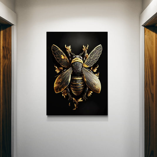 Cuadro decorativo de abeja dorada – Insecto en estilo realista y ornamental sobre fondo negro, ideal para decoración elegante y contemporánea.