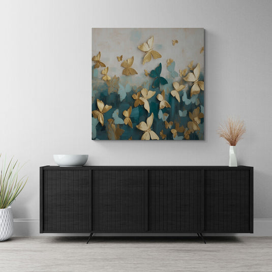 Mariposas doradas y azules en vuelo sobre fondo neutro