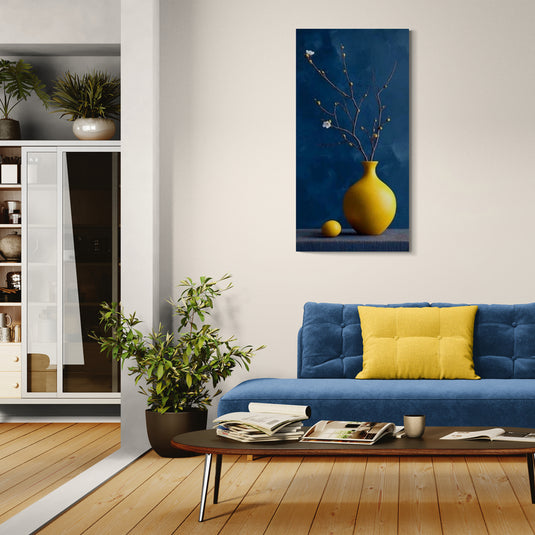 Cuadro decorativo de jarrón amarillo con ramas florales sobre fondo azul estilo minimalista elegante y contemporáneo