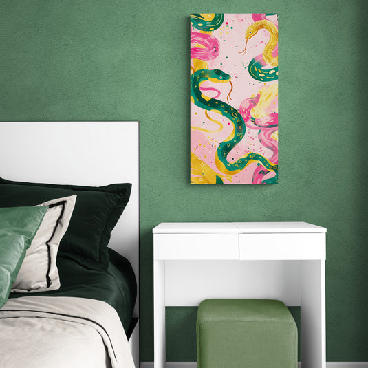 Cuadro de serpientes coloridas en dormitorio verde con decoración moderna