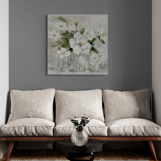 Pintura de bodegón con magnolias blancas y rosa en jarrones de cristal