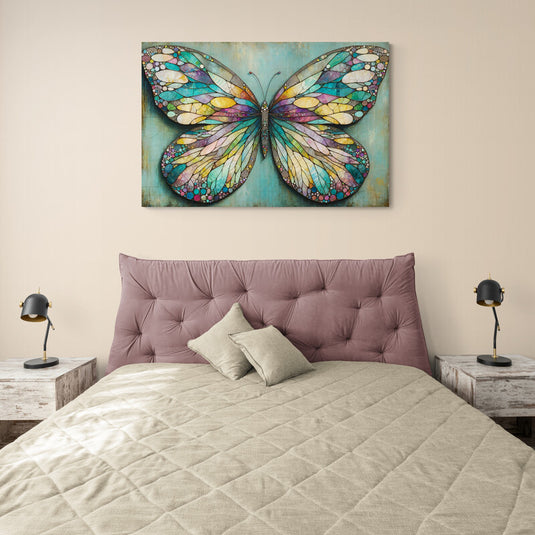Ilustración artística de mariposa con alas estilo vitral en tonos multicolores sobre fondo turquesa