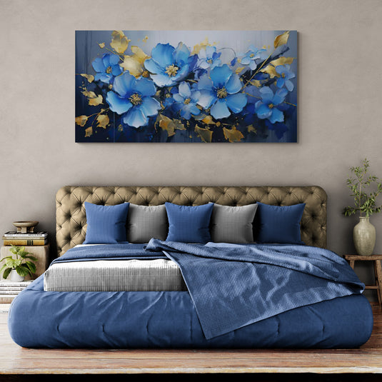 Cuadro decorativo de flores azules con toques dorados sobre fondo oscuro en habitación elegante