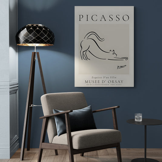 Ilustración minimalista de un gato estirándose, inspirada en la obra de Picasso, con trazos negros sobre un fondo beige.