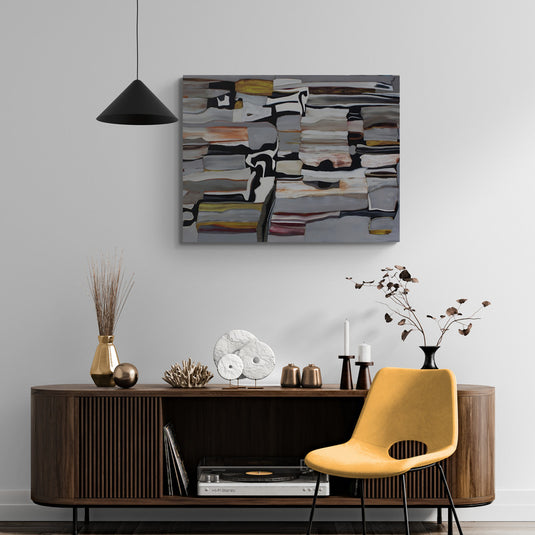 Pintura abstracta en tonos terrosos y grises con texturas orgánicas