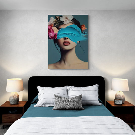 Cuadro artístico de mujer con flores y pincelada abstracta azul en el rostro, mezcla de realismo y abstracción.