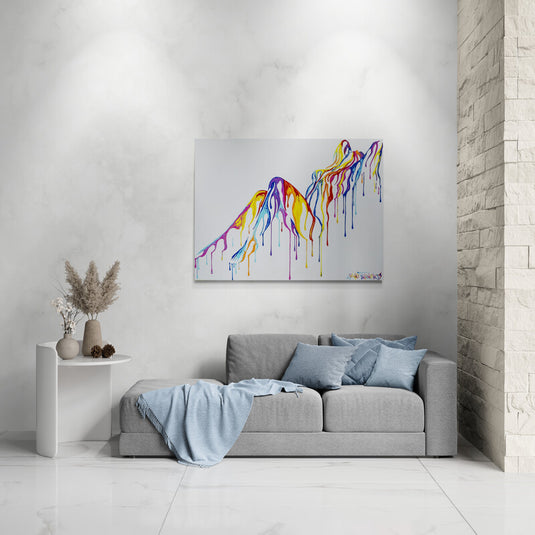 Cuadro abstracto de montañas con colores vibrantes goteando