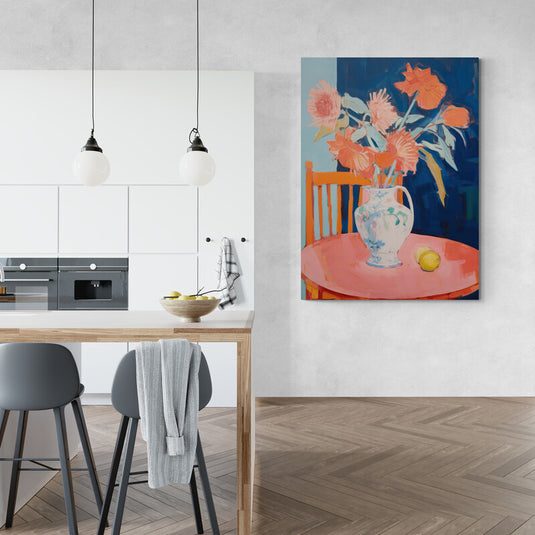 Pintura de naturaleza muerta con flores coral en jarrón y limón sobre mesa coral