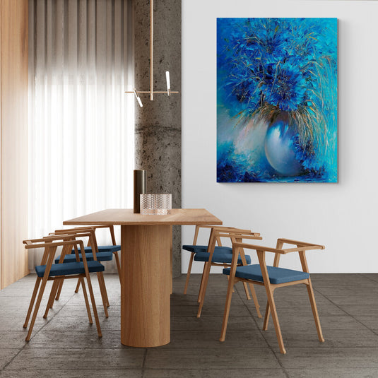 Florero azul con flores y follaje contra fondo abstracto para decoración de interiores