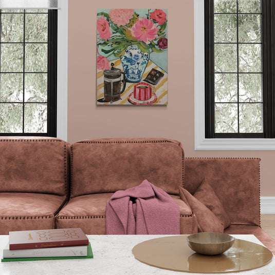 Lienzo de naturaleza muerta con flores, café y chocolate en tonos cálidos