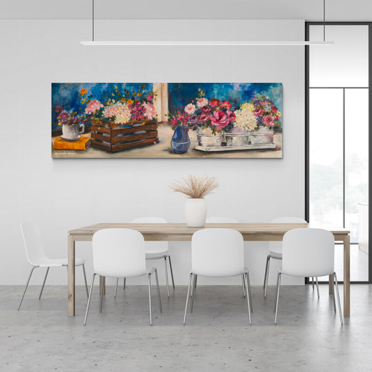 Floreros de flores multicolores en huacales sobre mesa en jardín: una explosión de color y naturaleza