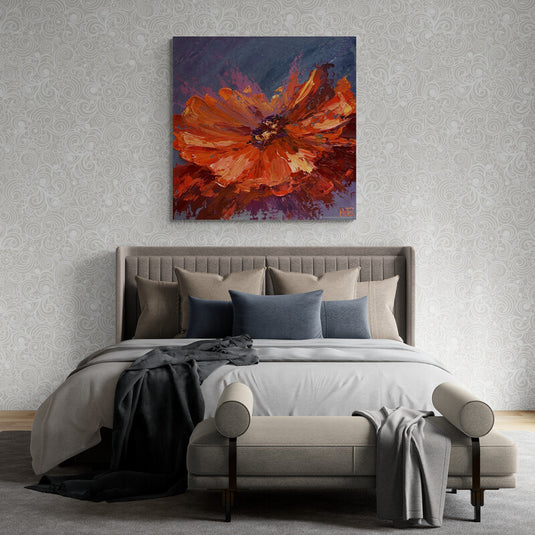 Flor Naranja Atardecer en Pinceladas Audaces - Contraste Vivo con Fondo Oscuro Gris y Morado - Arte Floral Contemporáneo.