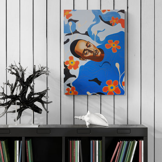 Pintura de un hombre con camisa azul rodeado de flores abstractas.