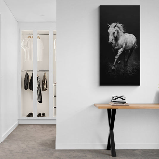 Cuadro de caballo en blanco y negro, estilo minimalista.