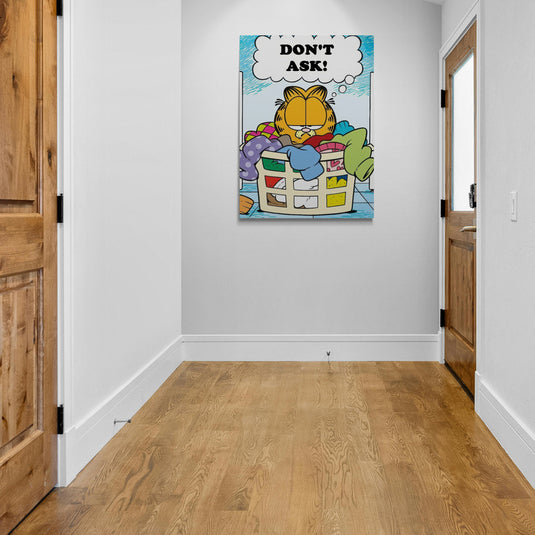 Garfield en una cesta de ropa con texto gracioso 'Don't ask