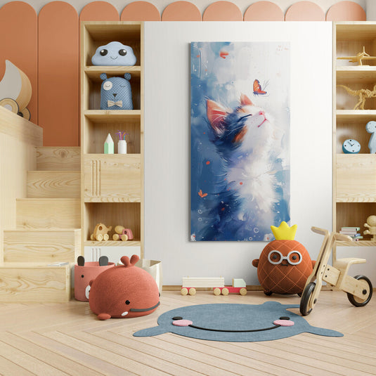 Gato joven admirando una mariposa