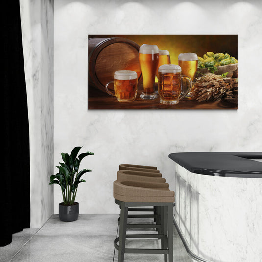 Variedad de jarras de cerveza con barril y ingredientes artesanales