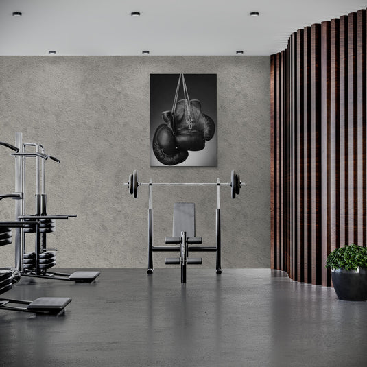 Fotografía en blanco y negro de guantes de boxeo colgados