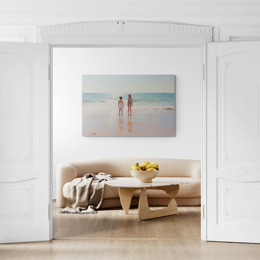 Niños mirando al mar en una pintura de playa tranquila