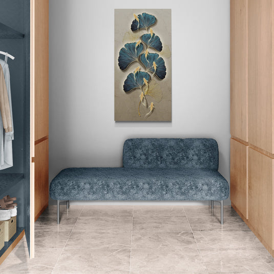 Cuadro decorativo vertical con hojas de ginkgo en tonos azul y dorado sobre fondo neutro en vestidor moderno