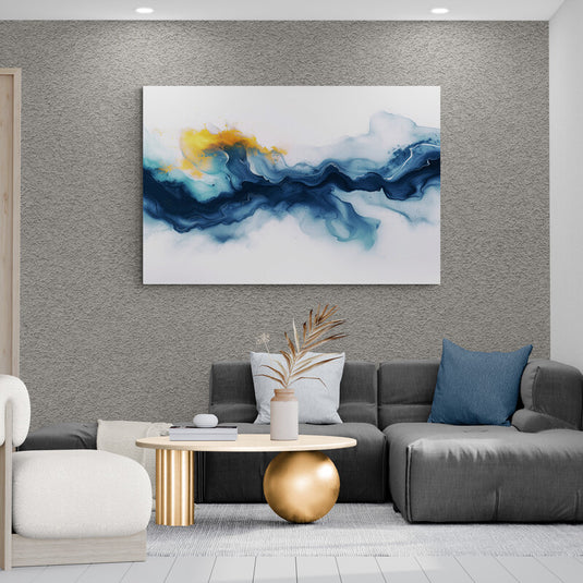Pintura abstracta en azul y dorado con oleaje sobre pared gris