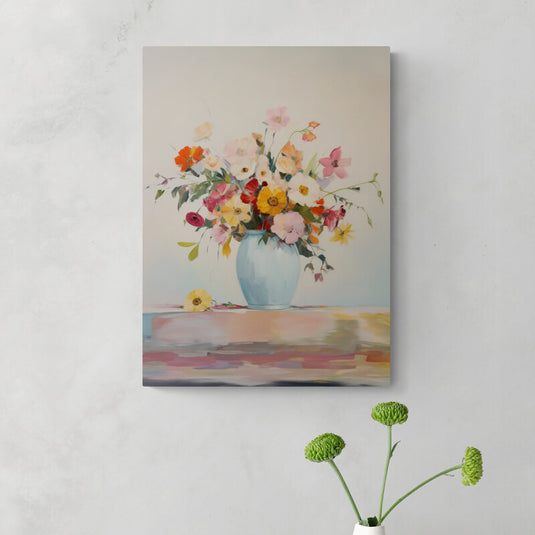 Pintura al óleo de un arreglo floral colorido en un jarrón azul con reflejos en la superficie.