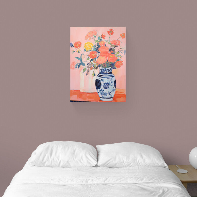 Pintura de flores coloridas en jarrón azul con patrón oriental sobre fondo rosa
