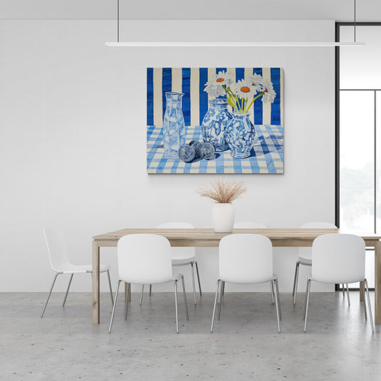 Pintura de orquídeas blancas en macetas coloridas contra fondo amarillo