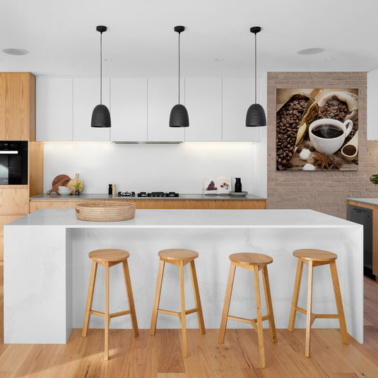 Fotografía decorativa de una taza de café humeante con granos de café, azúcar, anís estrella y café molido, estilo rústico ideal para decoración de cocina o cafetería artesanal.