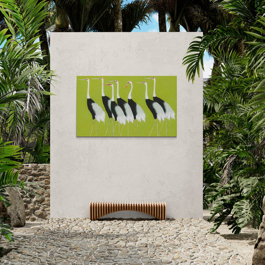 Cuadro decorativo moderno de grullas – Aves estilizadas en blanco y negro sobre fondo verde vibrante, ideal para exteriores tropicales o decoración contemporánea.