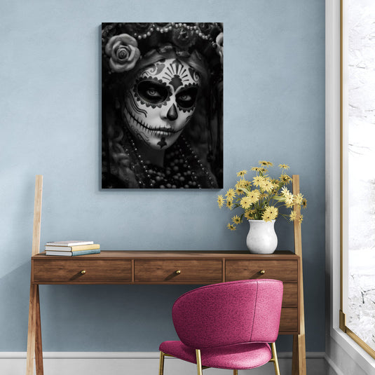 Cuadro decorativo en blanco y negro de Catrina con flores y perlas – arte elegante del Día de Muertos