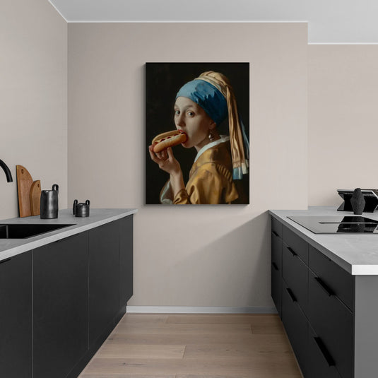 Cuadro parodia de La joven de la perla sosteniendo un hot dog, mezcla de arte clásico y humor moderno.