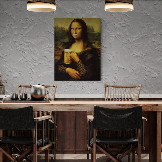 Cuadro parodia de la Mona Lisa con jarra de cerveza y bigote de espuma, mezcla de arte clásico y humor moderno.