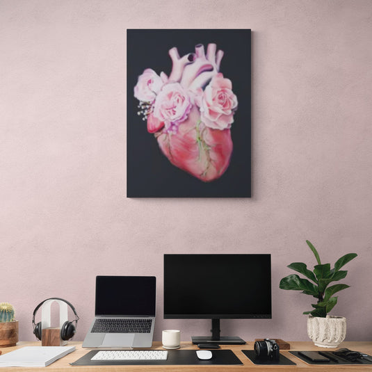 Ilustración de corazón anatómico con flores rosas sobre fondo oscuro