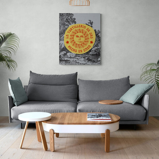 Cuadro con fondo negro, siluetas de árboles, círculo amarillo central con silueta de sol en rojo, frases 'la tortillería de oro dos' y 'hecho en casa' en rojo con estrella roja decorativa