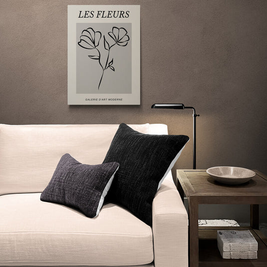Cuadro decorativo 'LES FLEURS' con fondo beige, cuadro central en beige oscuro y silueta de flores en negro.