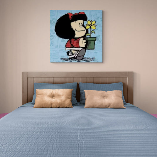 Cuadro decorativo de Mafalda sosteniendo una flor amarilla sobre fondo azul