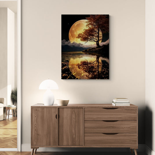 Cuadro decorativo de luna llena con árbol reflejado en lago y destellos dorados estilo nocturno elegante