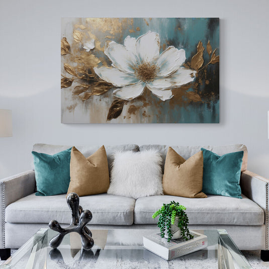 Pintura de flor blanca con hojas doradas sobre fondo azul turquesa con texturas.