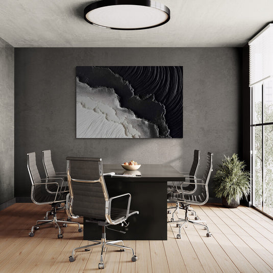 Cuadro abstracto en blanco y negro estilo minimalista – Marea Silente en sala de juntas moderna