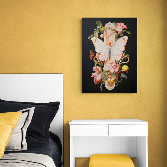 Mariposa blanca con flores y frutas sobre fondo negro