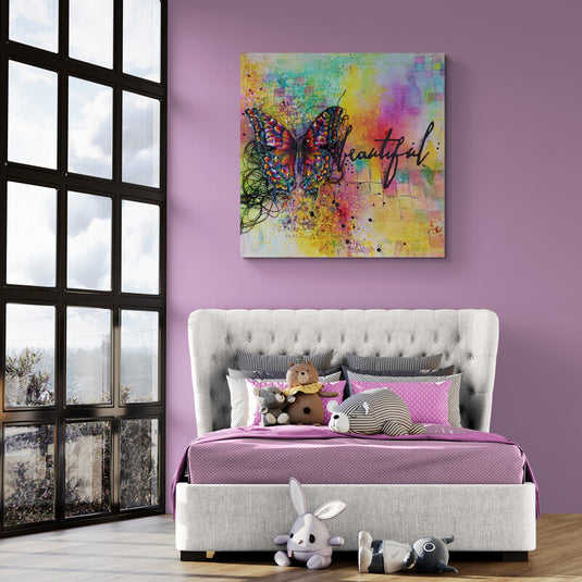 Mariposa colorida sobre fondo abstracto con la palabra 'Beautiful