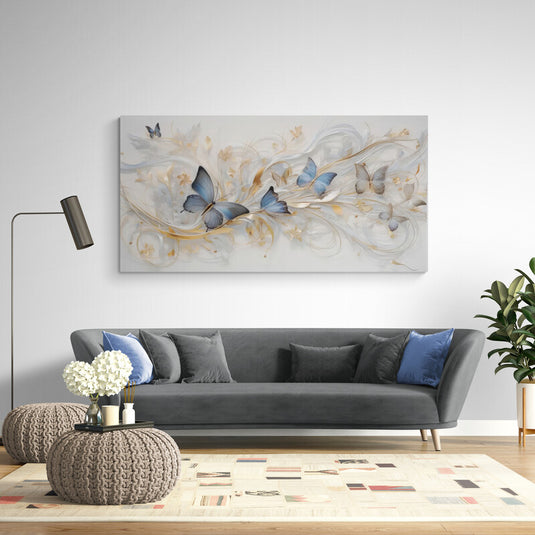 Mariposas en vuelo sobre fondo neutro